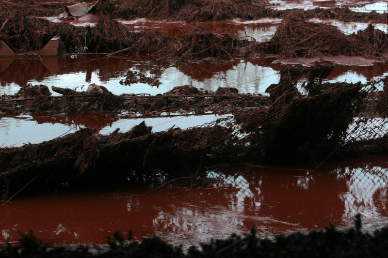 Illustration for article titled Revisiting the Small Village That Was Completely Devastated By Toxic Red Sludge